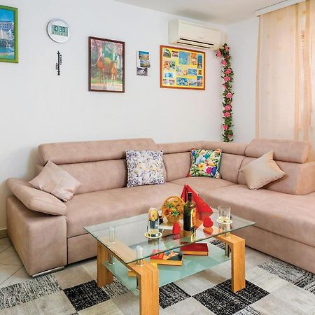 2 Bedroom Gorgeous Apartment In Rabac Εξωτερικό φωτογραφία