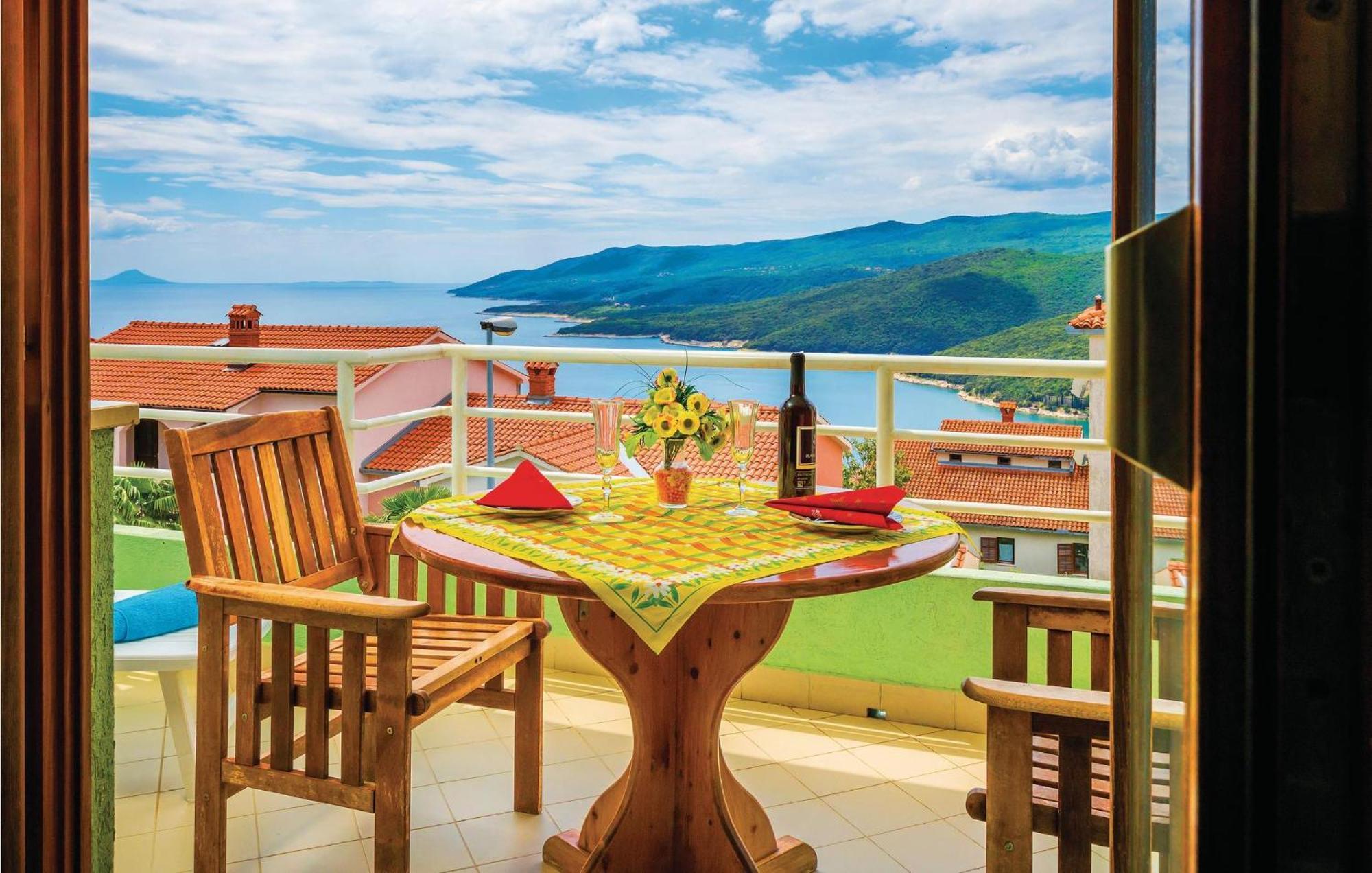 2 Bedroom Gorgeous Apartment In Rabac Εξωτερικό φωτογραφία